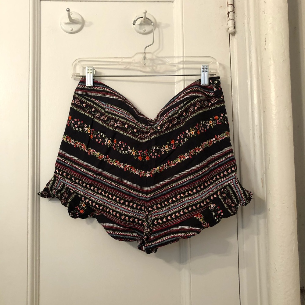 Loft Floral Ruffled Short size 6 - Picture 6 of 7